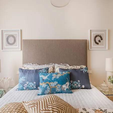 Contemporary 2 Bedrooms 2 Bathrooms Apartman *